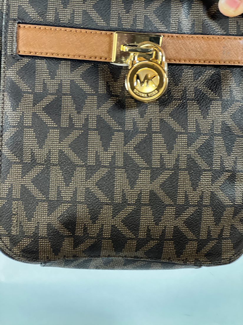 Pre-Loved  Micheal Kors monogram Cross body