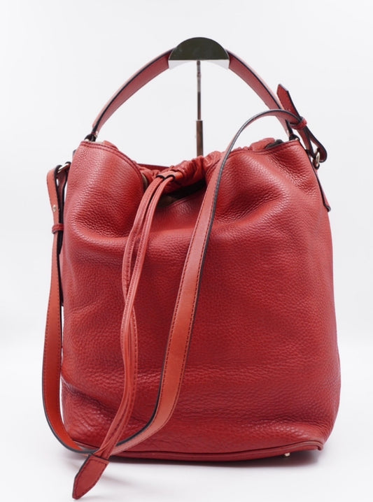 Pre-loved Luxurious Red Burberry Leather Bucket Bag - Elegant Shoulder Carryall
