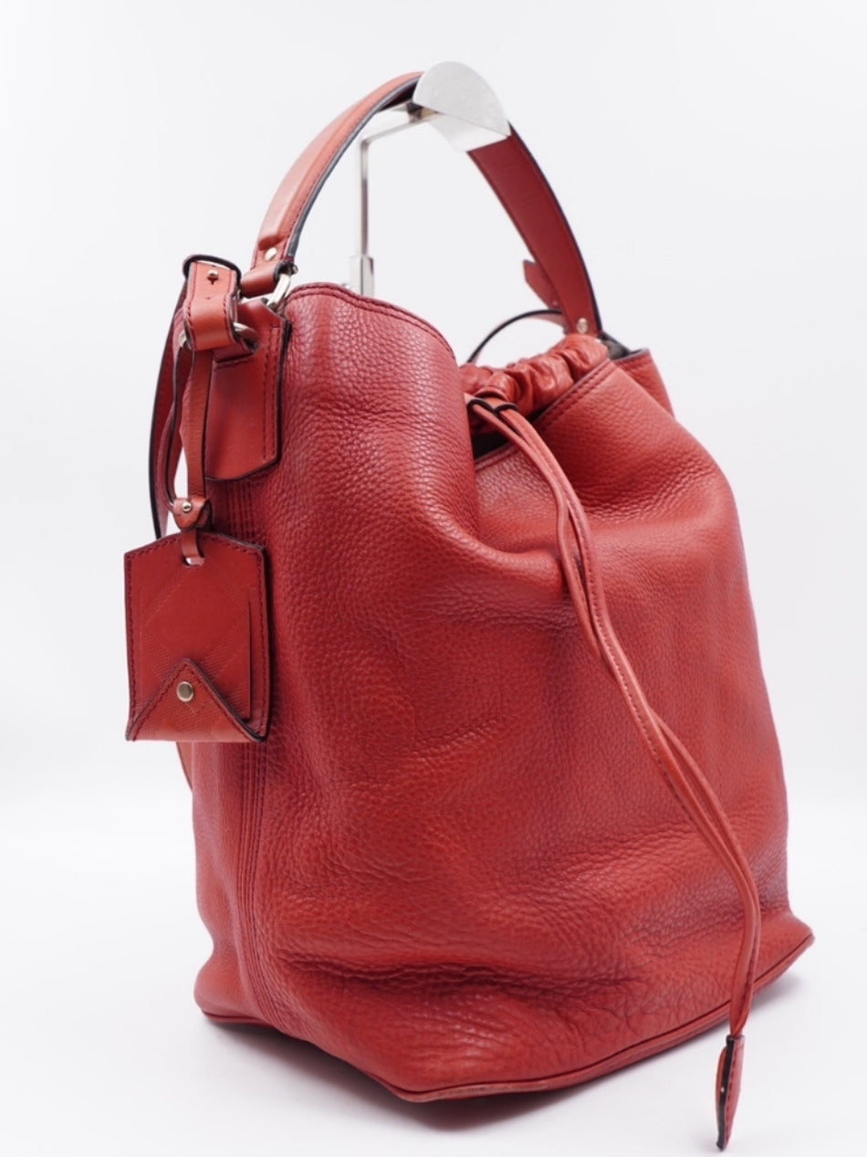 Pre-loved Luxurious Red Burberry Leather Bucket Bag - Elegant Shoulder Carryall