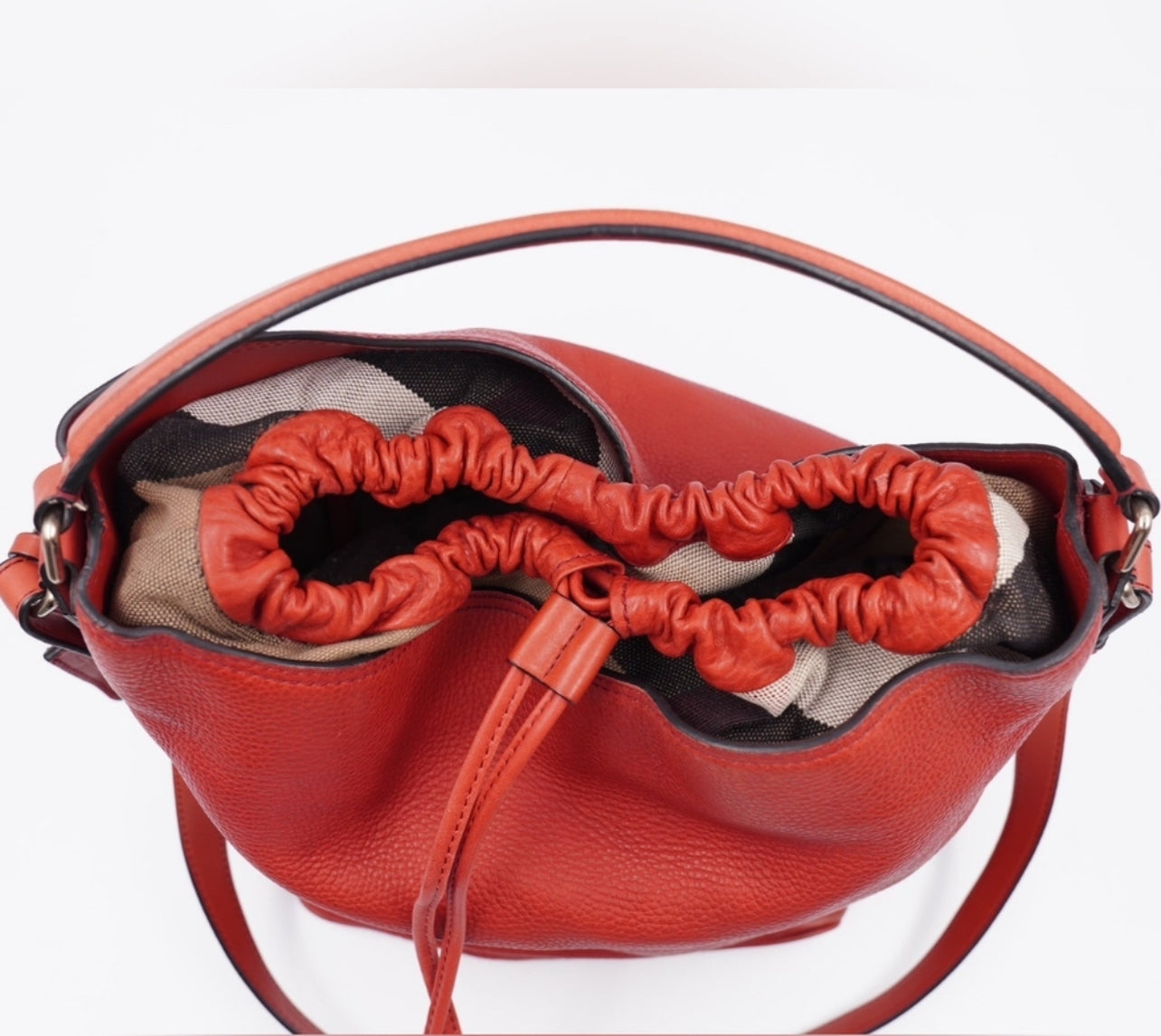 Pre-loved Luxurious Red Burberry Leather Bucket Bag - Elegant Shoulder Carryall