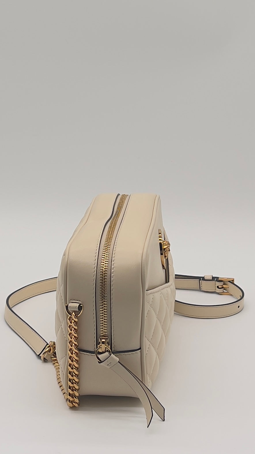 Pre-Loved Ivory Elegance
Versace La Medusa Quilted Lambskin Crossbody Camera Bag