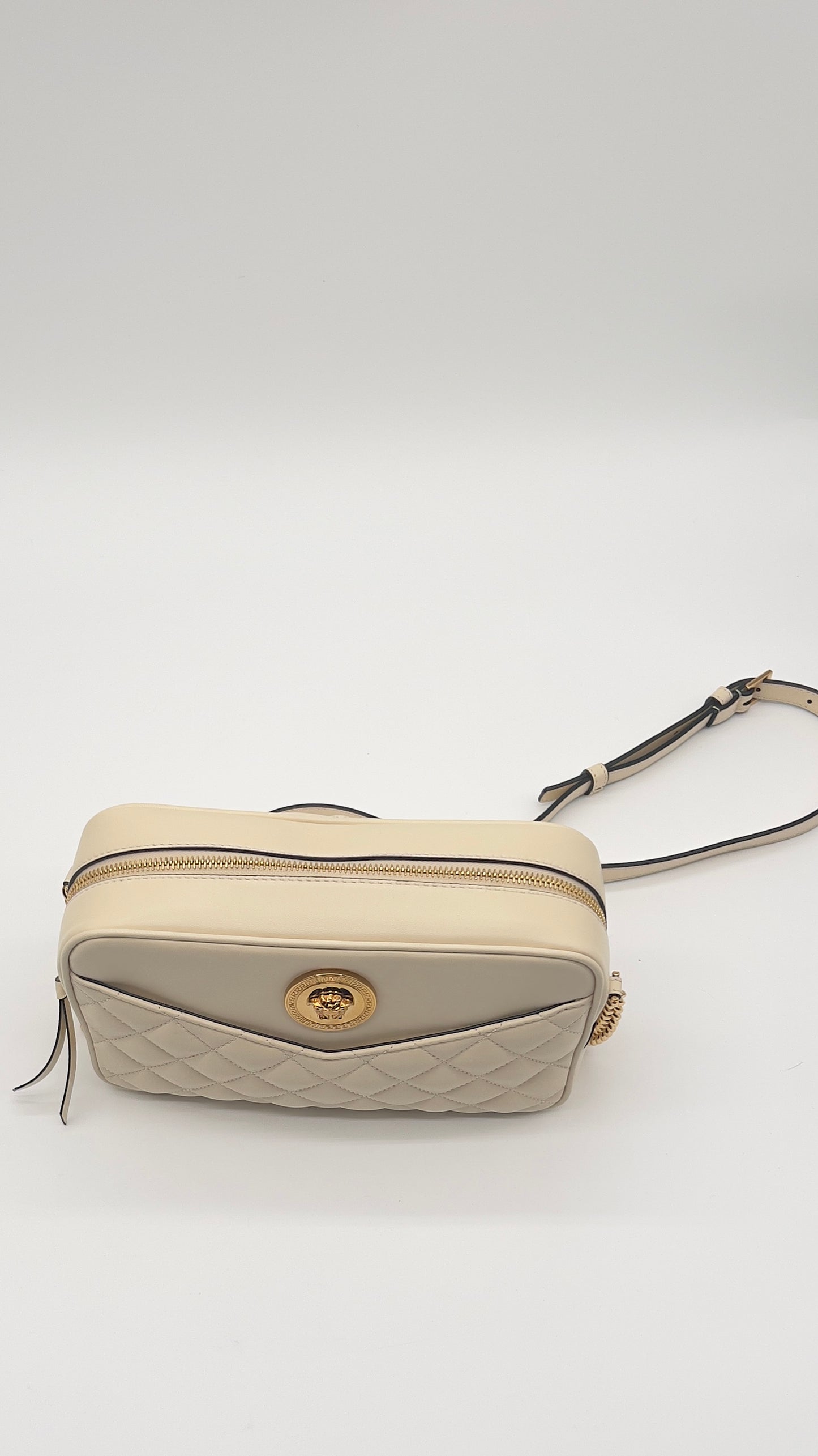 Pre-Loved Ivory Elegance
Versace La Medusa Quilted Lambskin Crossbody Camera Bag