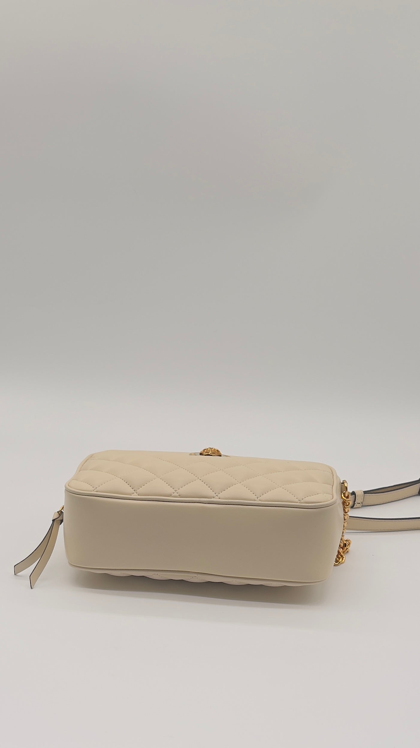 Pre-Loved Ivory Elegance
Versace La Medusa Quilted Lambskin Crossbody Camera Bag