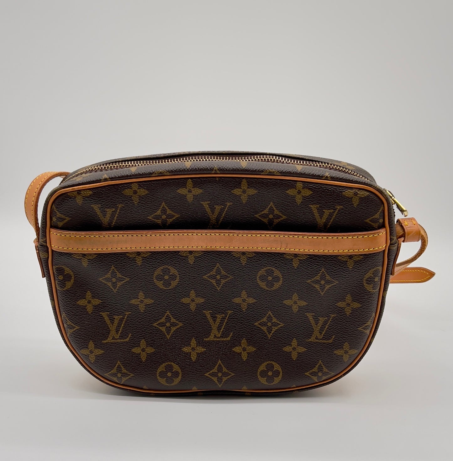 Pre-Owned Louis Vuitton Jeune Fille Monogram Shoulder Bag – Classic Elegance with Adjustable Strap