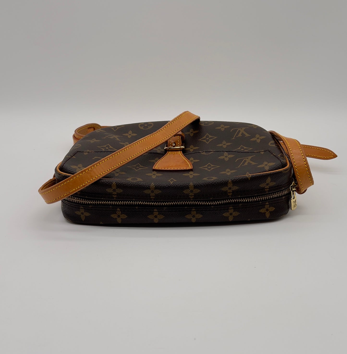 Pre-Owned Louis Vuitton Jeune Fille Monogram Shoulder Bag – Classic Elegance with Adjustable Strap