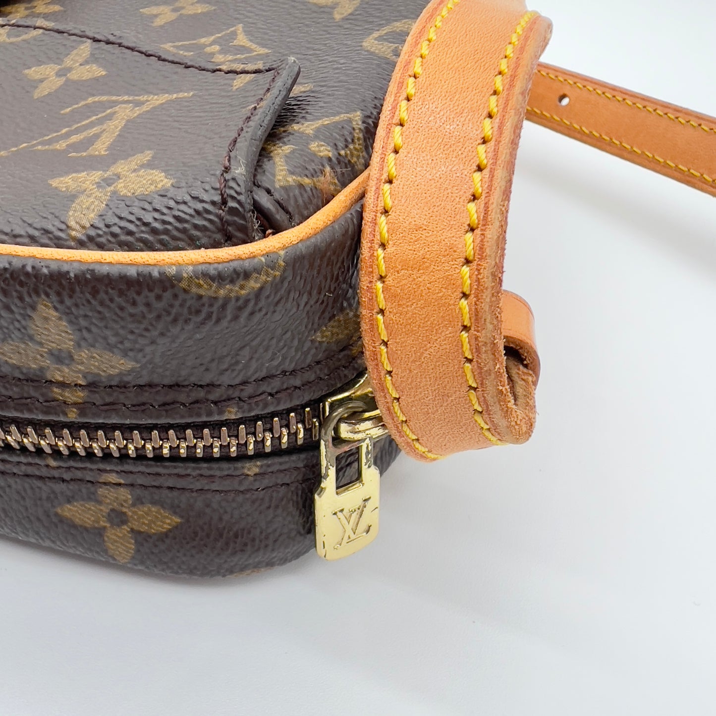 Pre-Owned Louis Vuitton Jeune Fille Monogram Shoulder Bag – Classic Elegance with Adjustable Strap