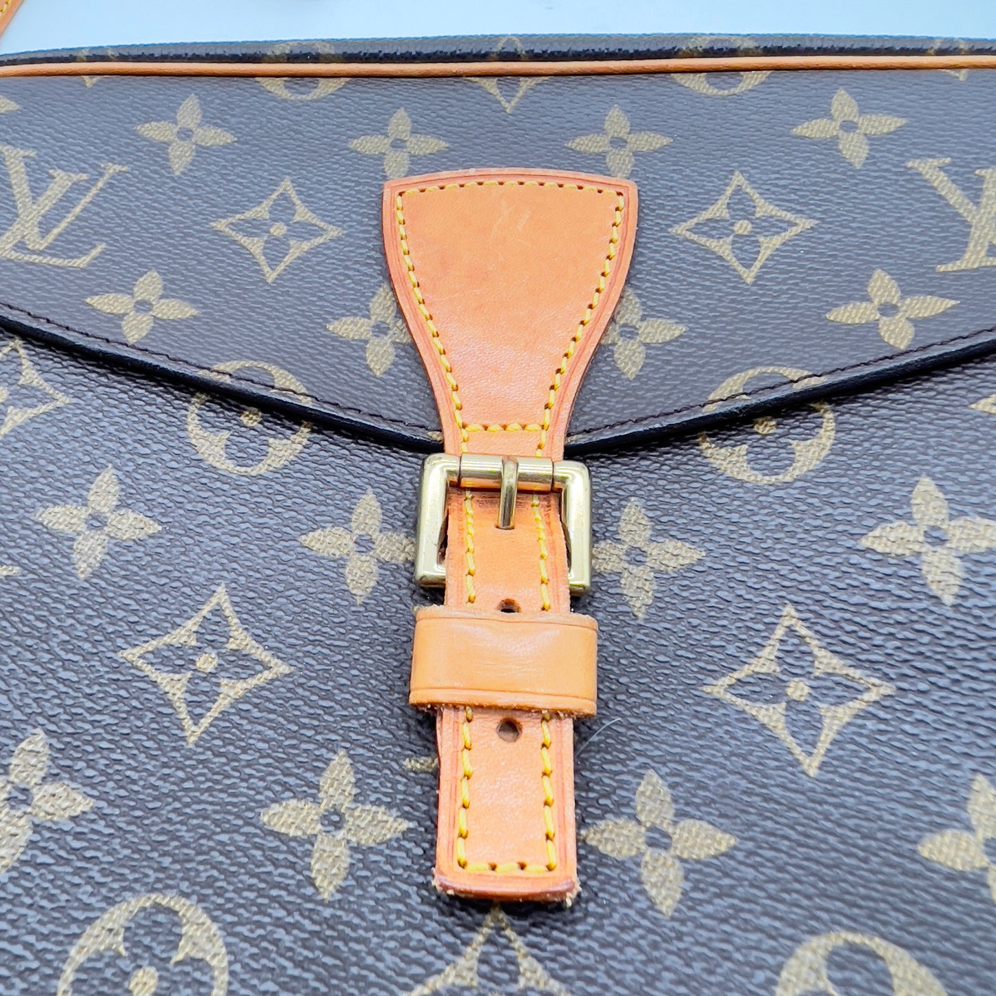 Pre-Owned Louis Vuitton Jeune Fille Monogram Shoulder Bag – Classic Elegance with Adjustable Strap