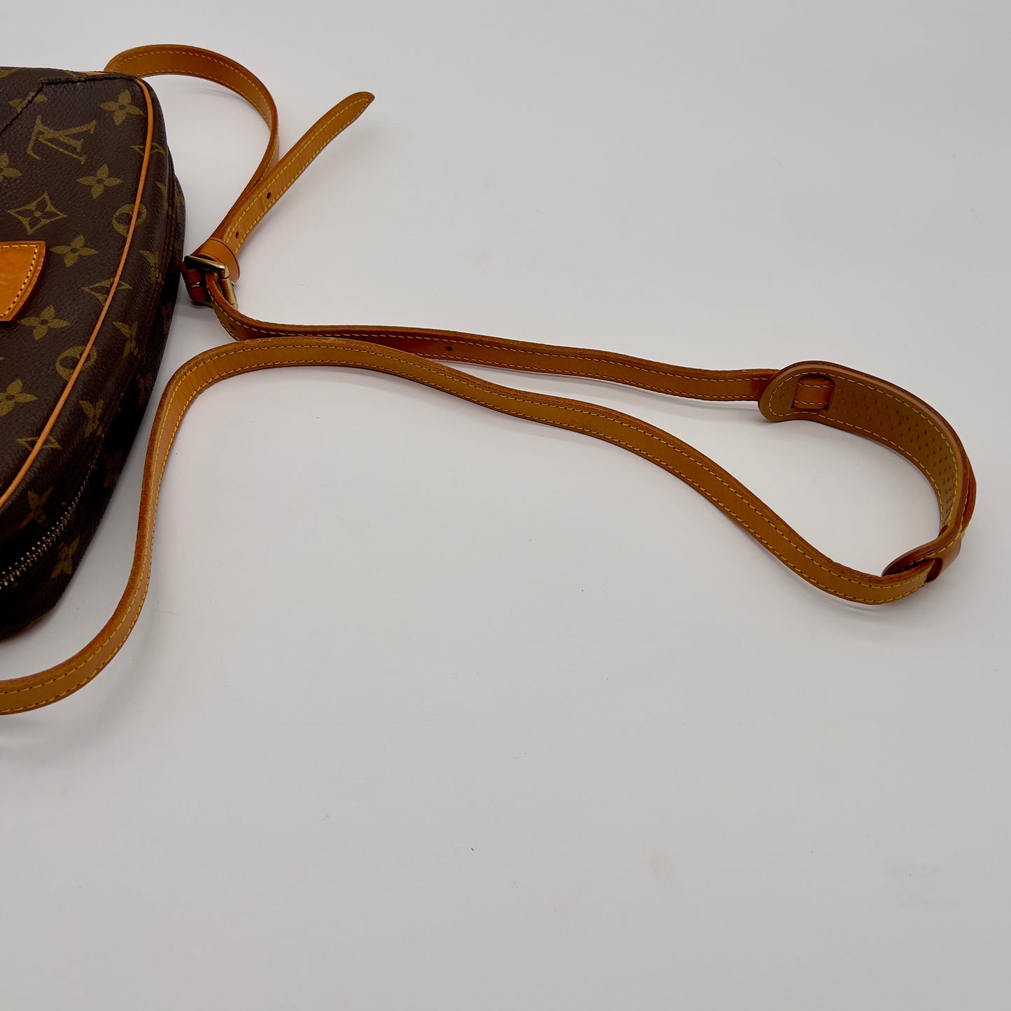 Pre-Owned Louis Vuitton Jeune Fille Monogram Shoulder Bag – Classic Elegance with Adjustable Strap