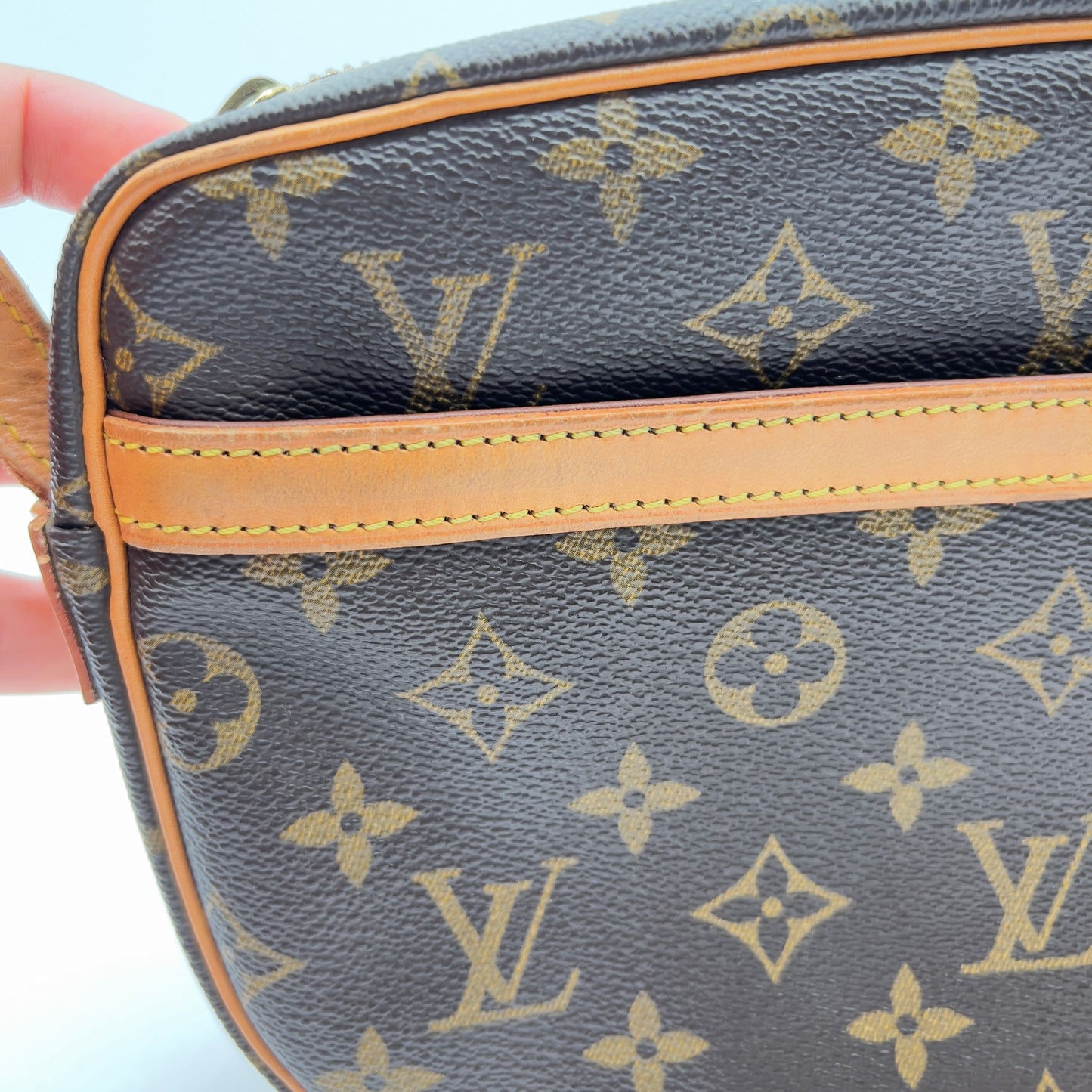 Pre-Owned Louis Vuitton Jeune Fille Monogram Shoulder Bag – Classic Elegance with Adjustable Strap