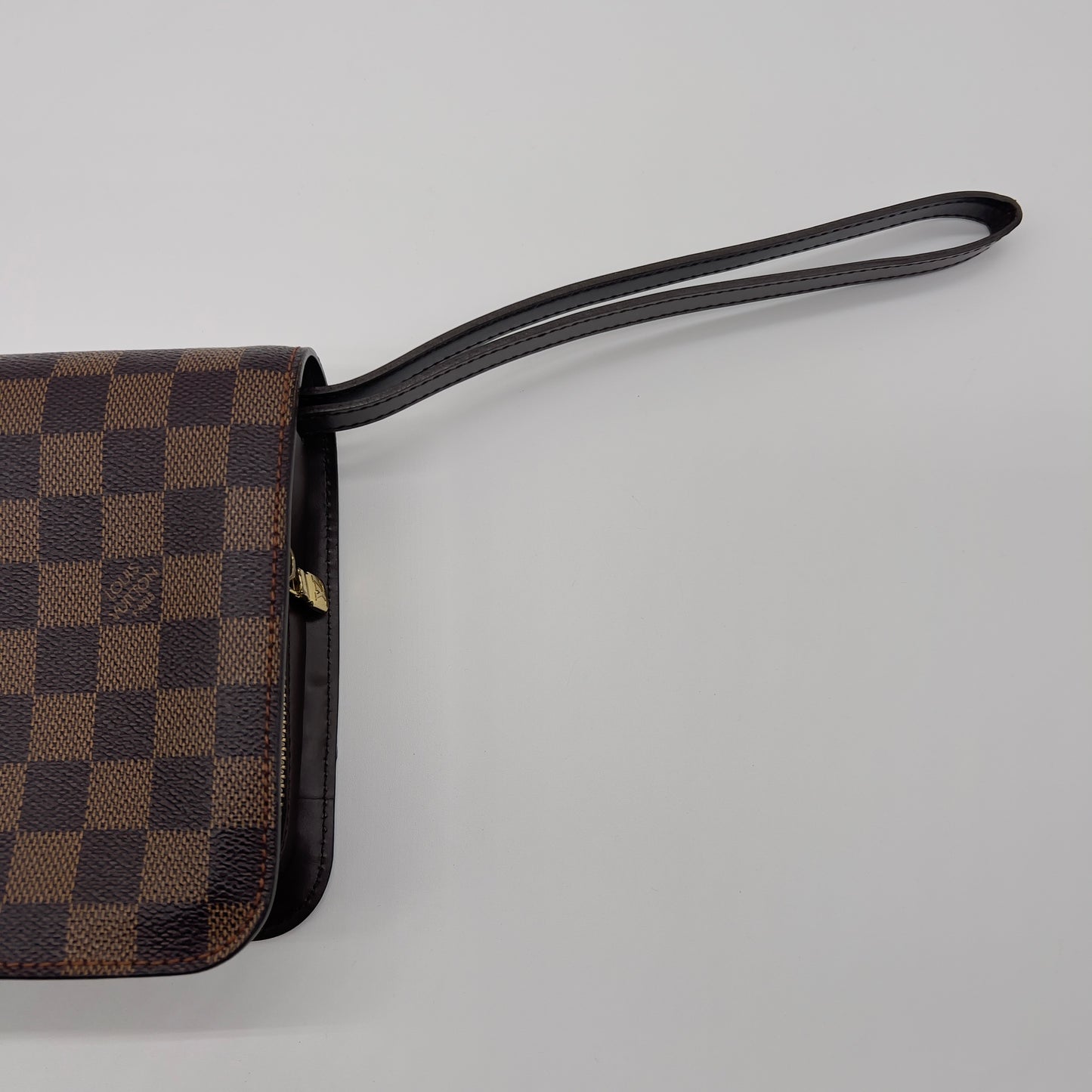 Pre loved  Pre-Loved Louis Vuitton Pochette Saint Louis Clutch Damier Ebene - Classic Elegance with Wrist Strap