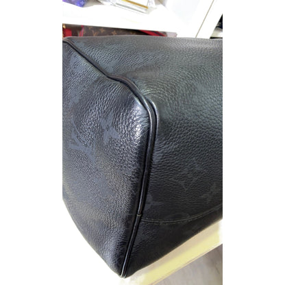 Close-up of corner and piping in pebbled tonal-monogram leather