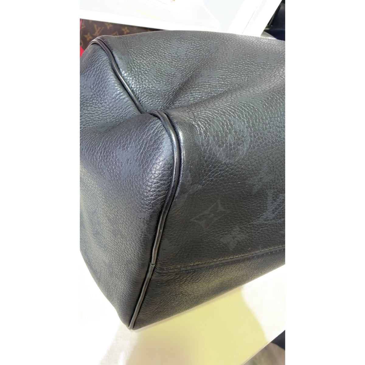 Close-up of leather grain and piping on the side of the bag