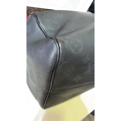 Close-up of leather grain and piping on the side of the bag